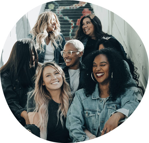 Ryhmä hymyileviä ihmisiä