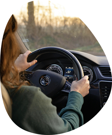 kuva ajavasta naisesta